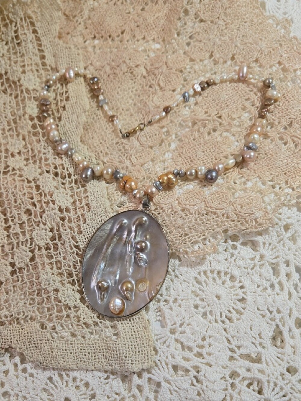 Freshwater Pearl Necklace with Mother-of-Pearl Pendant - Multicolor - Picture 4 of 6
